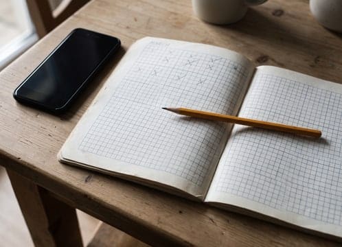 Un cuaderno cuadriculado con un mes dibujado a mano